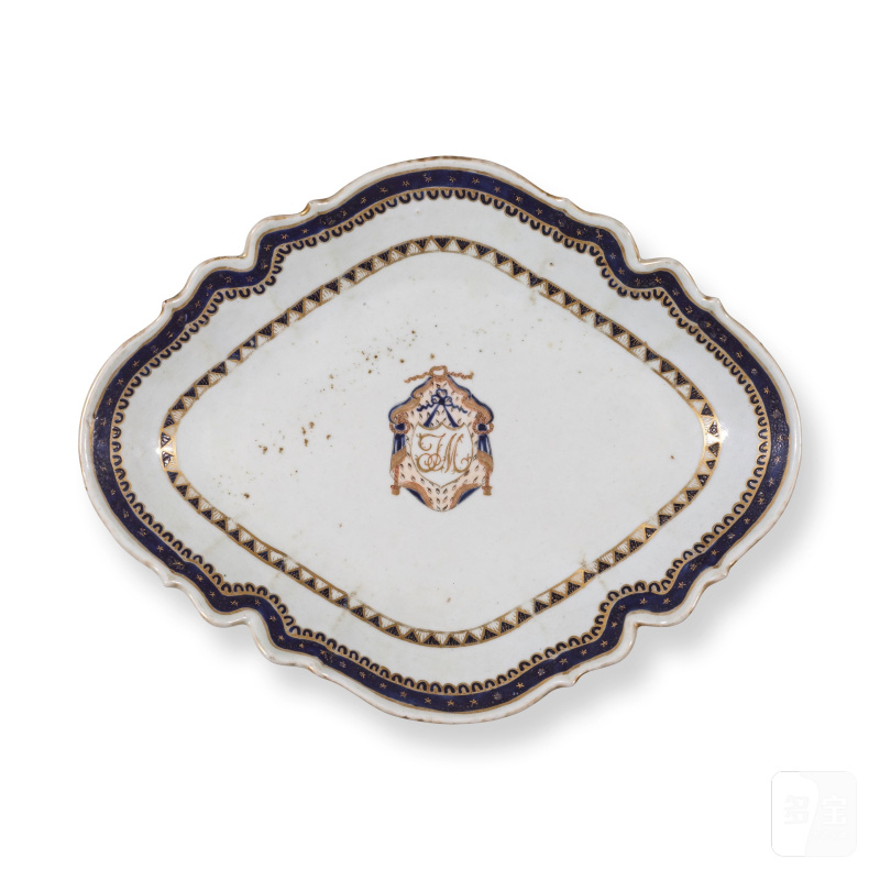 清 十八世紀 粉彩紋章圖盤三件 | TROIS ASSIETTES EN PORCELAINE À DÉCOR ARMORIÉ - 图12
